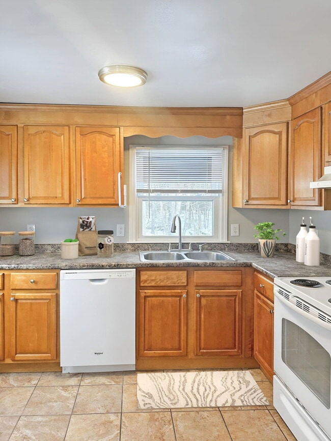 Building Photo - 66 Old Concord Turnpike Unit 9