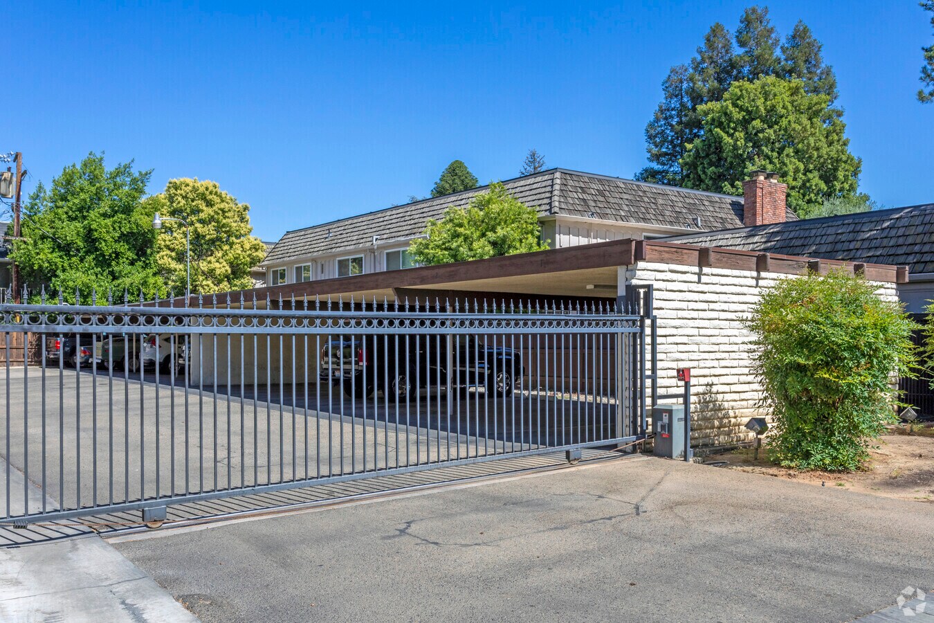 Parking - 5050 N Roosevelt Ave