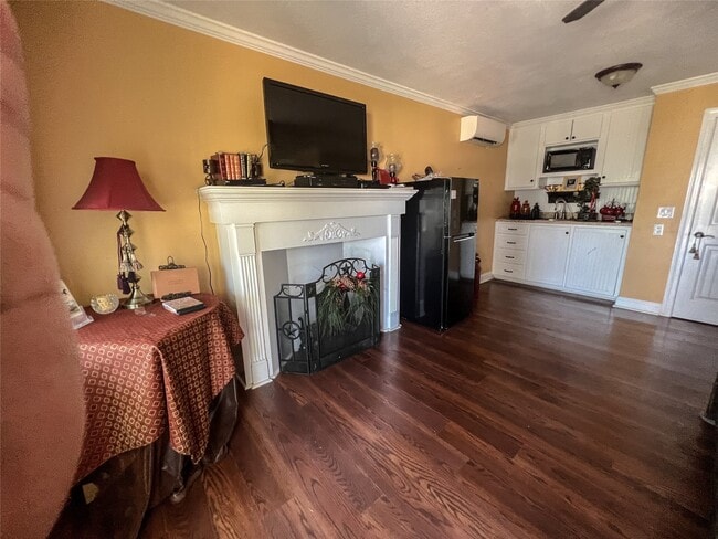 Photo - 9500 Mayfield Ave