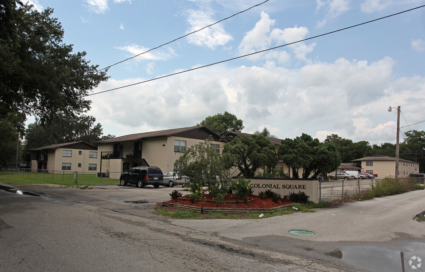 Colonial Square Apartments - Colonial Square Apartments