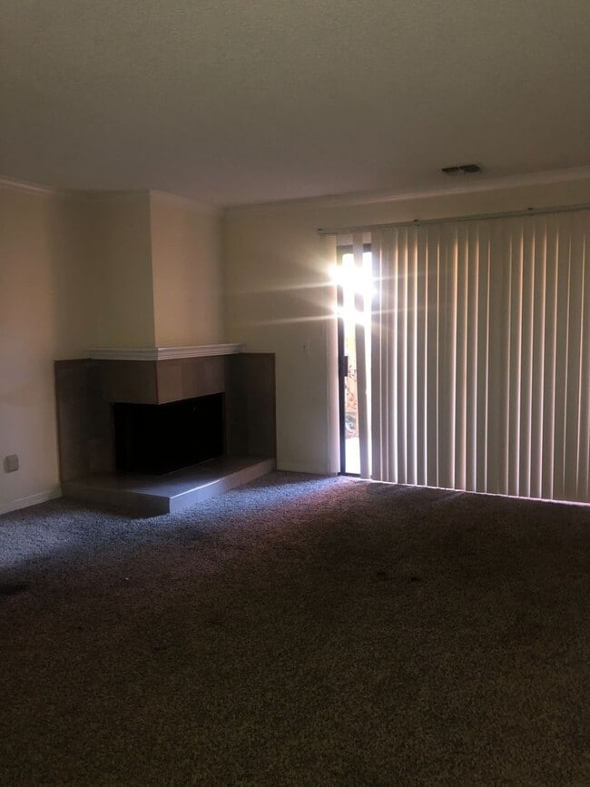 Building Photo - Convenience galore is what describes this ...