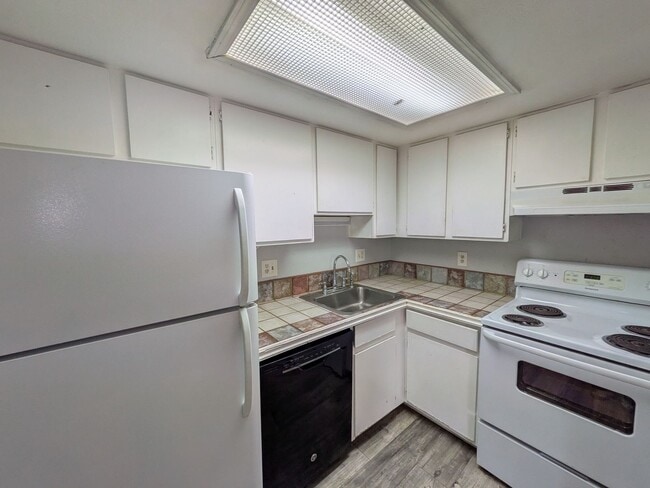 Photo - 1 bed, 1 bath Natural Light w/Skylight!  **Move-In Special** Unidad 207