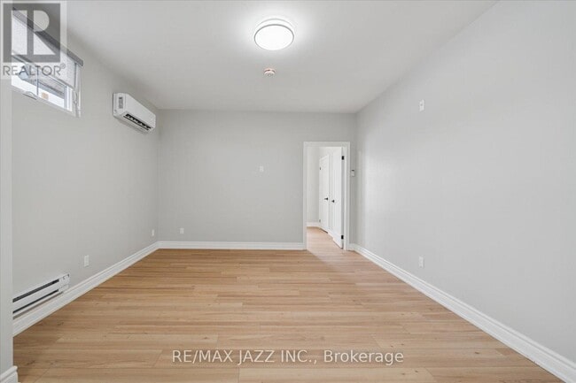 Photo - 251 Simcoe St S Unité 201