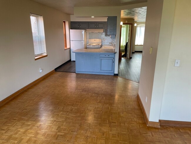 Kitchen - 1916 W Riverside Ave Unit 3