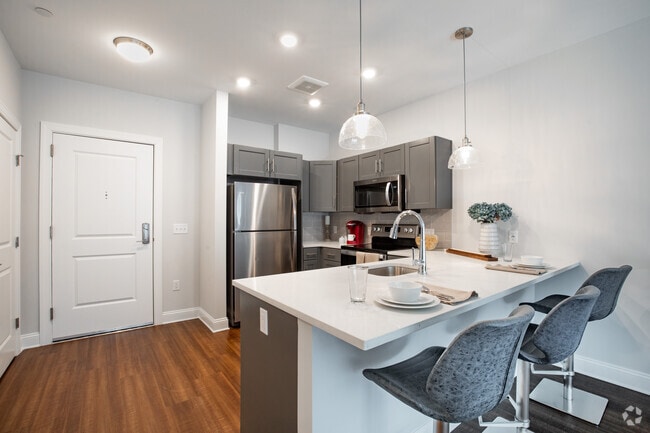 1 BR, 1 BA - 750 SF