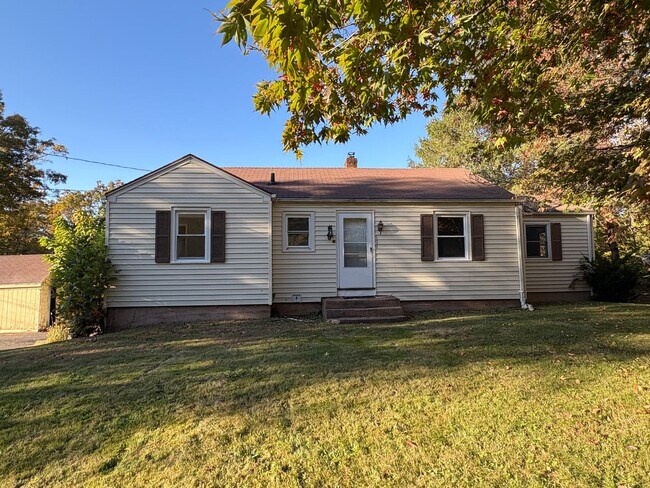 Building Photo - Three Bedroom Single Family Home in Middle...