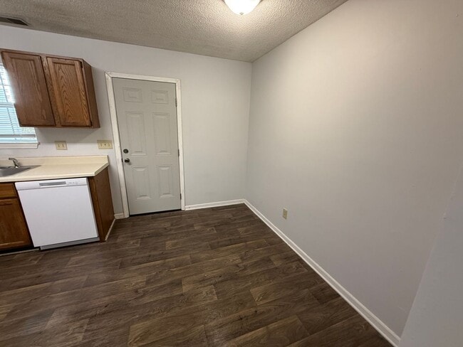 Photo - 208 Wynn Way