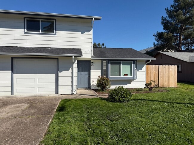 Building Photo - New 2 bed 1 1/2 bath duplex in Springfield!