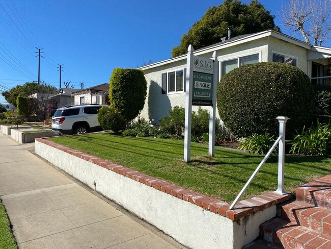 Building Photo - Bright and airy updated second floor Studio, 1 bathroom apartment Unit 405 #J