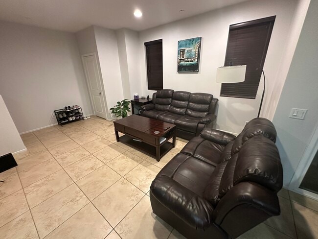 Photo - 315 Royal Gln