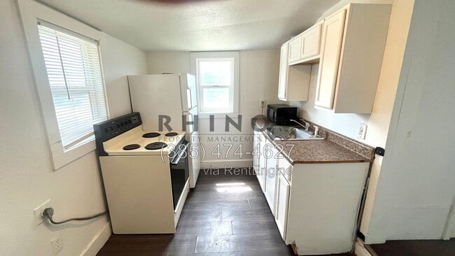 Building Photo - 2440 B Ave Unit 4