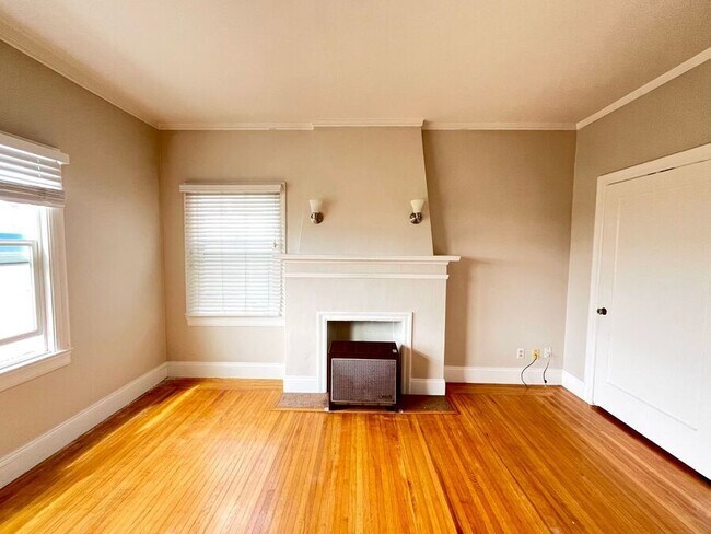 Photo - 827 Warfield Ave Unit 08