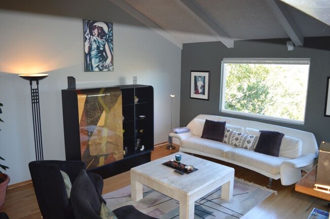 FURNISHED MILL VALLEY TOWNHOME WITH STUNNI... - FURNISHED MILL VALLEY TOWNHOME WITH STUNNI...