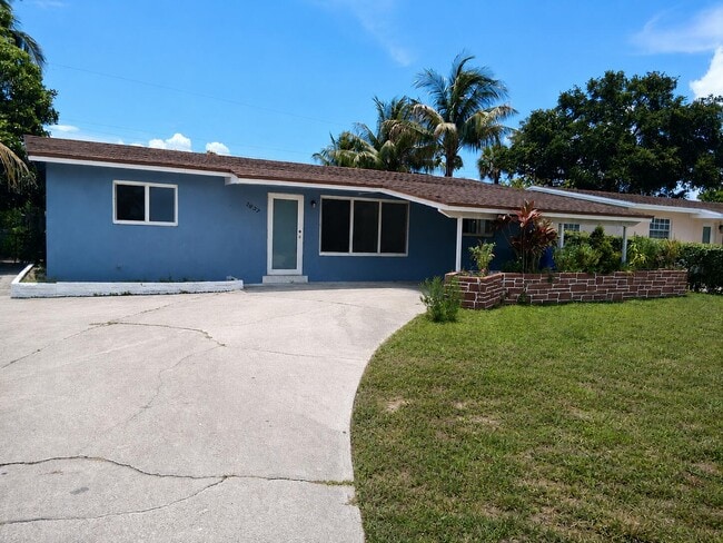 Building Photo - 1837 Gardenia Rd