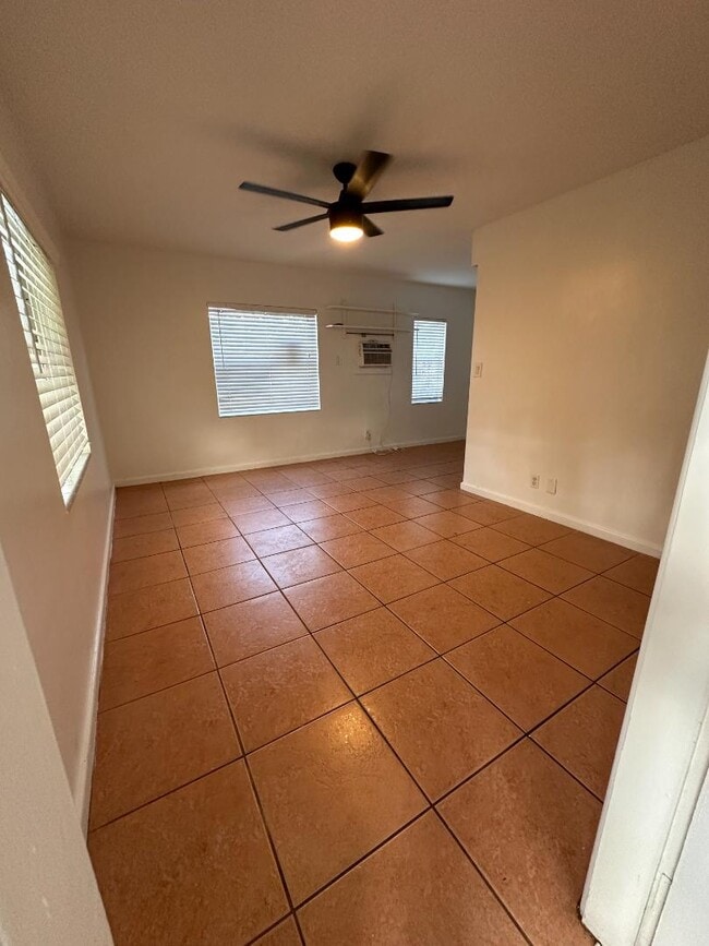 Building Photo - 232 NE 5th Ter