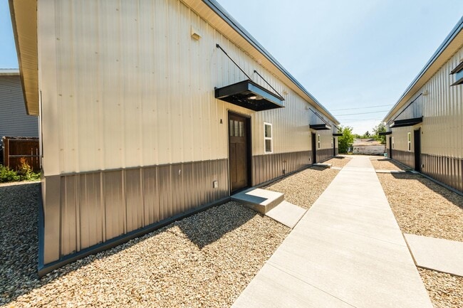 Building Photo - 744 E Loucks St Unit 744 E Loucks St