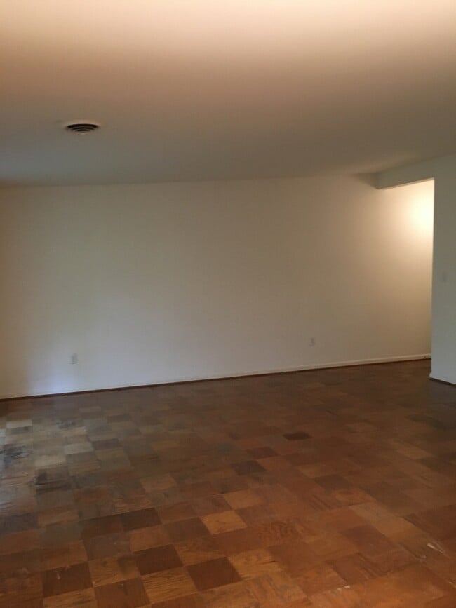 Photo - 10304 Rockville Pike