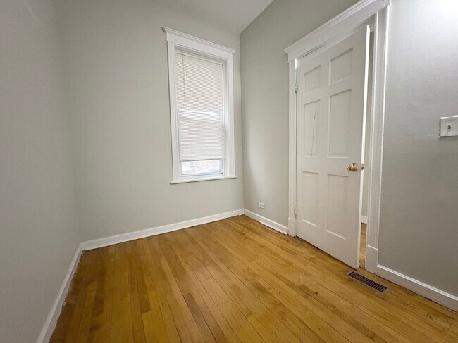 Photo - 915 W 32nd St Unit 1R