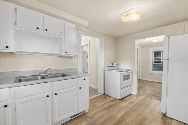 Photo - 3 Bedroom 1 Bath 2 Stall Detached Garage