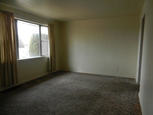 Sala de estar - 1626 Rood Avenue