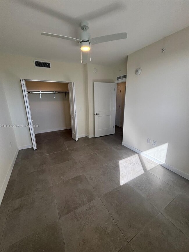 Building Photo - 16395 Biscayne Blvd Unit 1224