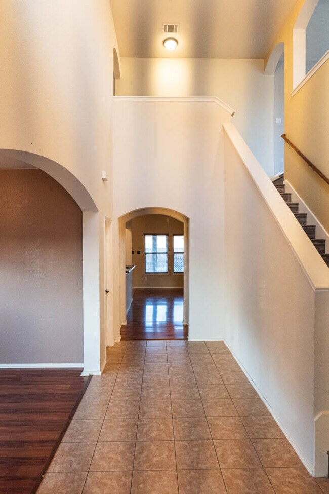 Photo - 404 Grisham Dr