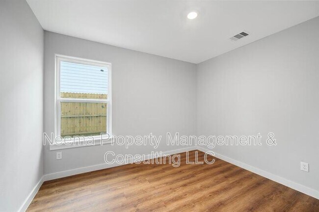 Photo - 8715 Bertwood St