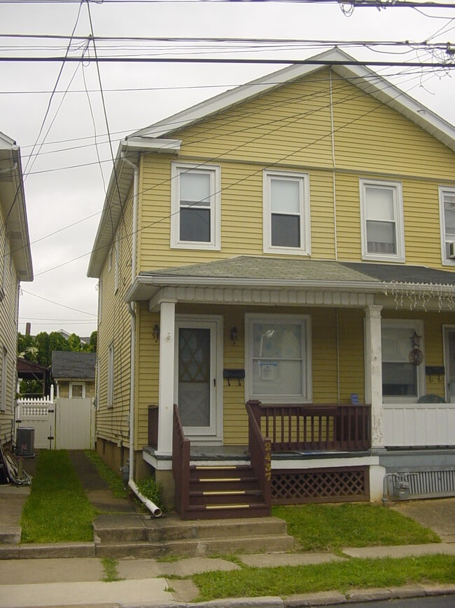 Building Photo - 2437 Sycamore St