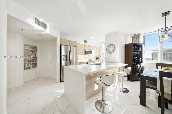 Building Photo - 1155 Brickell Bay Dr Unit 2501