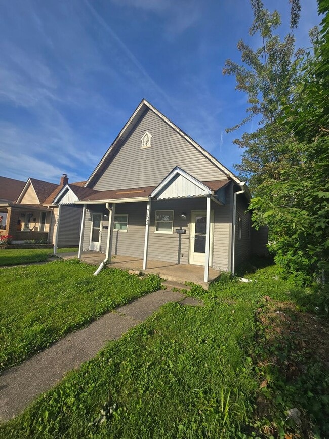 Building Photo - Studio Duplex located on the Westside near 10th St and White River Pkway Dr