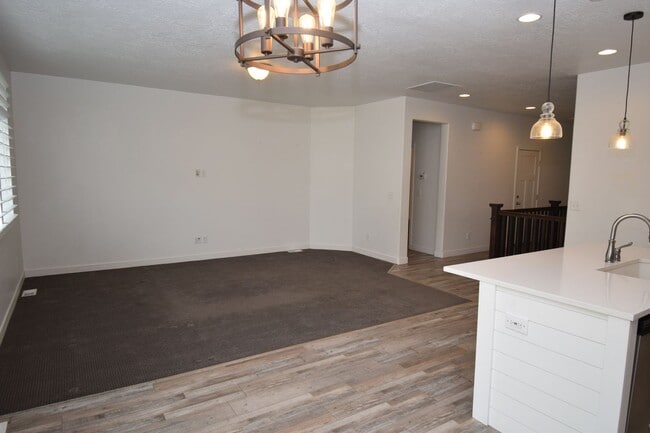 Photo - Gorgeous 5 Bed 3 Bath home in Herriman!!!