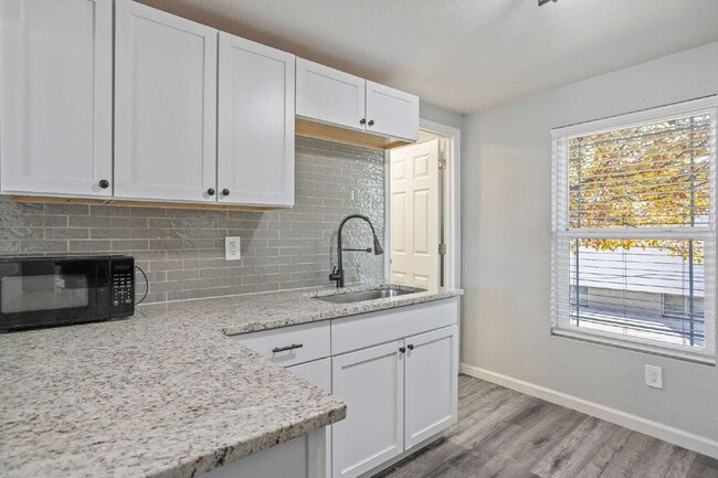 Building Photo - Cute Single Family Home Ready Now!