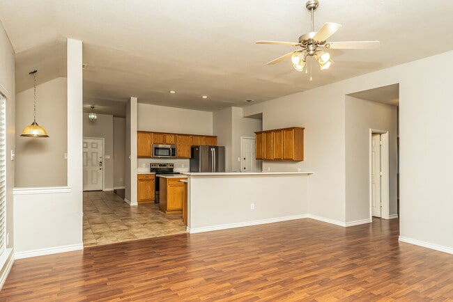 Photo - 419 Creekview Dr