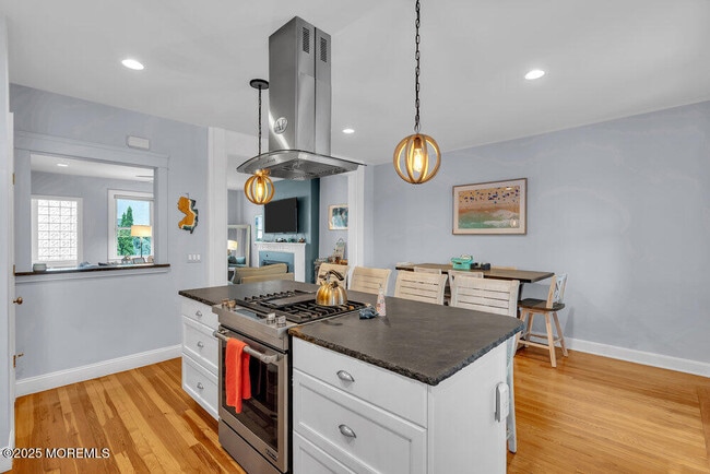 8 Deal Lake Ct