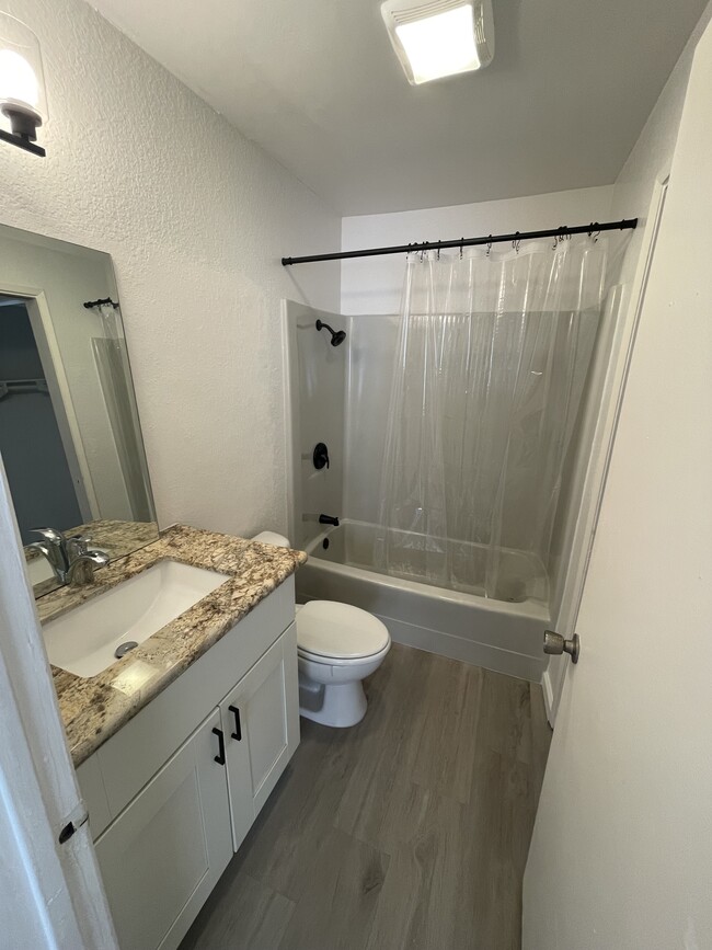 Empty Master Bathroom - 12616 Lakeshore Dr Condo Unit 49