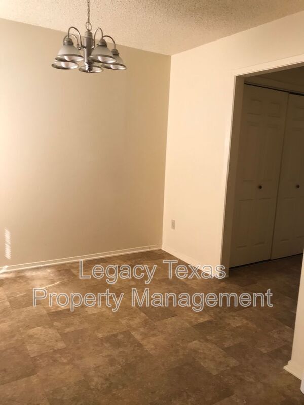 Photo - 1401 Courtney Pl