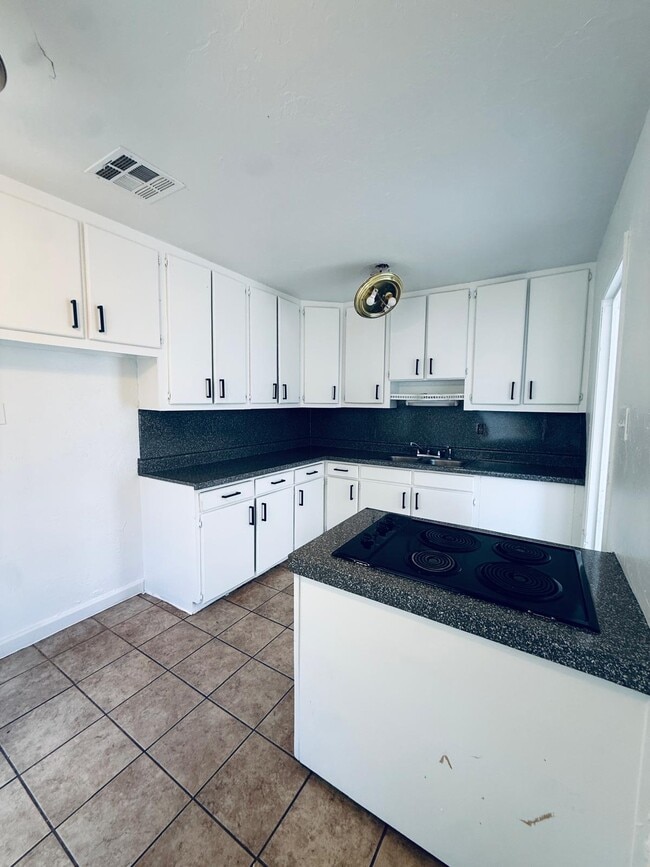Photo - 326 E Harmon Dr