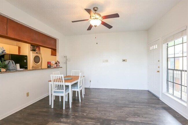 Photo - 912 W 22nd St Unit 305