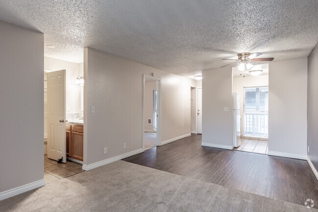 2BR, 1BA - 650SF