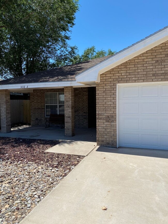 Building Photo - Duplex with Double Car Garage Rental