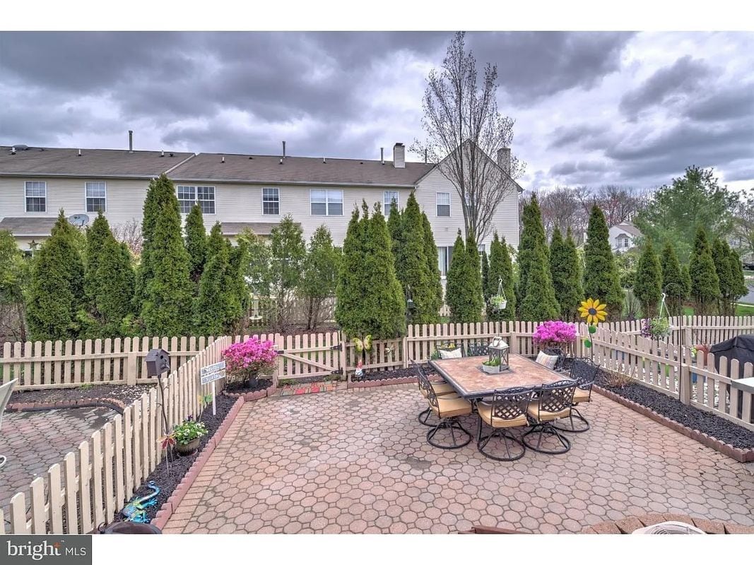 Photo - 216 Waverly Ct