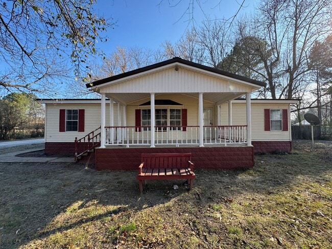 Building Photo - 3 Bed/ 2 Bath Home Off of White Drive