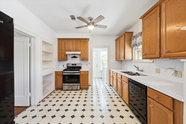 Building Photo - 703 E Main St