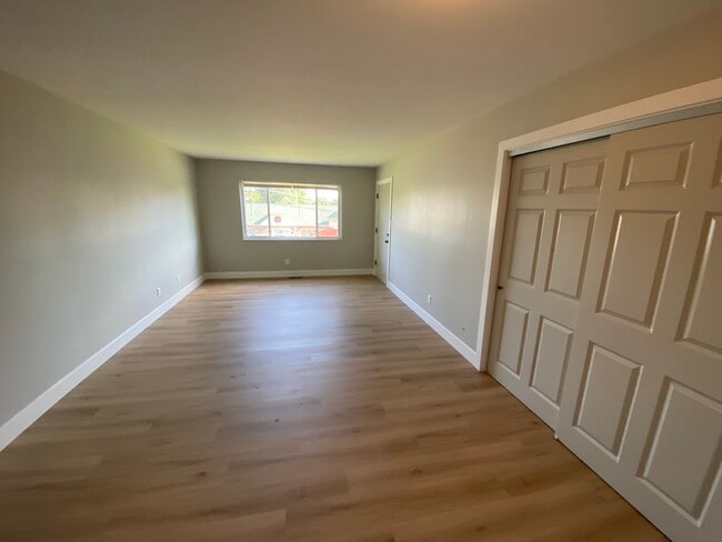 Living Area - 723 W Osage St Unit 1