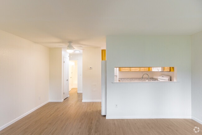 1BR, 1BA - 565SF - Living Room