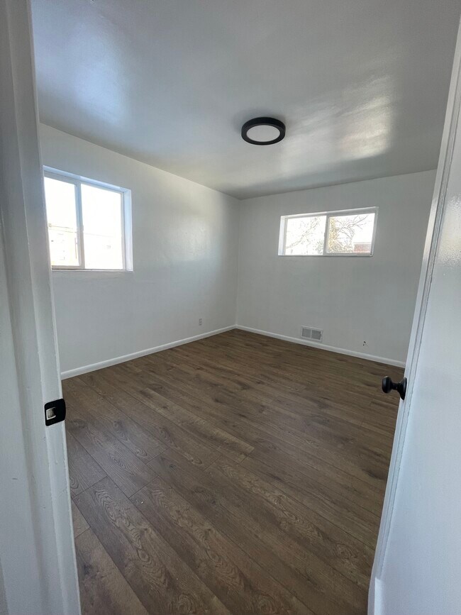 Room #2 - 933 Fremont Ave S