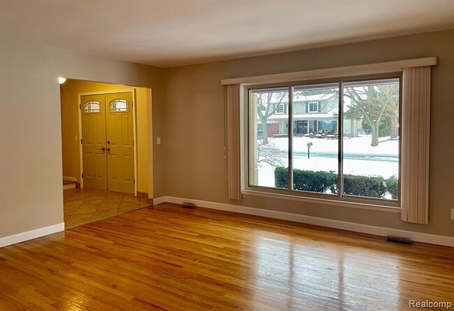 Photo - 4886 Hubbard