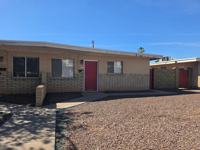 Building Photo - YEA01A Unit 1203 W University Dr