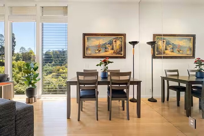 7038 Pacific View Dr