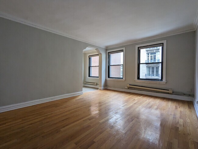 Building Photo - 429 W Roscoe St